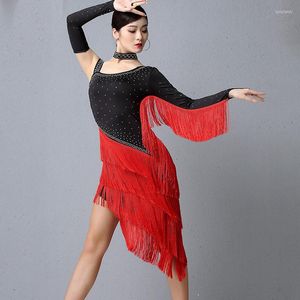 Abbigliamento da ballo latino professionale con la concorrenza da ballo da donna marginale.