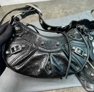 Berömda designers le cagole de nya motorcykelväskan crossbody mode lyxys kvinnor tote med spegel plakar handväskor heta tjej vintage koppling silver axel väskor