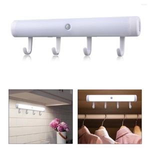 Luci notturne Smart Motion Sensor Light LED Lampada wireless a batteria con gancio portatile da viaggio per corridoio dell'armadio