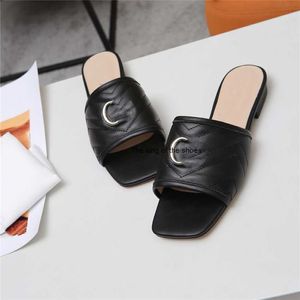 Mode tofflor 2023 Luxury Design Summer 2023ity Men and Women Plant Shoes Thick Sole Leather Rubber Letter Casual Tecknad tofflor 04-013