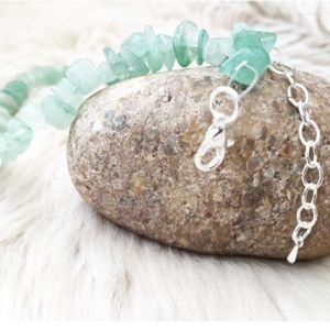 Charm Armband Green Aventurine Crystal pärlstav armband. Chip Bead Stone Healing Jewellery. Birthstone september pengar