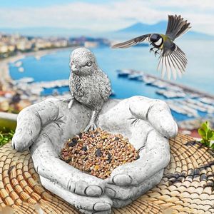 Alimentação 1 peça caprichoso alimentador de pássaros selvagens quintal arte segurando frango estátua de jardim ao ar livre efeito de pedra mãos escultura de resina