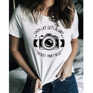 人生がぼやけているときの女性のTシャツはあなたのフォーカスポグアーギフトのアイデアカメラの面白いユーモアホワイトタンブラーシャツの服を調整します