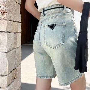 SASHES WOMENS JEANS KNE LÄNGD Pant Summer Letter Triangle Designer Kläder Ljus Blue Denim Shorts Toppkvalitet med kedjebältet SML