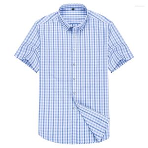 Camicie casual da uomo HCXY Marca 2023 Camicia da lavoro a maniche corte da uomo senza stiratura Versione coreana da uomo scozzese da uomo di grandi dimensioni