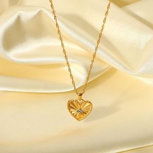 Hänge halsband guldpläterade vikta fläktformade hjärta för kvinnor mode ins rostfritt stål halsband party juvelrypendant