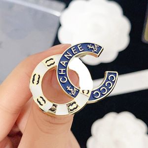 20Colors Design Brooch Retro Style Fashion Women Letters Double Letters Suit Pin Jewelry Clothing Decoration Association Quality High