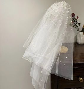 طراز Bride's Wedding Headscarf القصير مع طبقات متعددة من الخرز المرصع بالملل ، وشفافة فائقة الشفافة والساخنة.