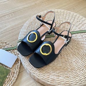 Sandali da donna firmati Pantofole piatte Vera pelle Tinta unita Hardware Fibbia tonda Scarpe da principessa di marca Fibbia alla caviglia regolabile Scarpe da spiaggia all'aperto