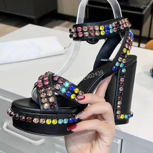 Sandały diamentowe graniczne blok sandałowy Bling Kolny kryształowy Fretwork Women Slingback Kurek klamra bufla koralika koralika imprezowy but