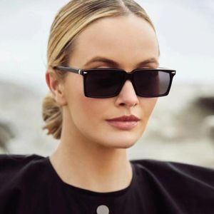 Solglasögon 2023 Fashion Classic Square Women Brand Vintage Rivet Sun Glasses Men Outdoor Mirror Shades Kvinna