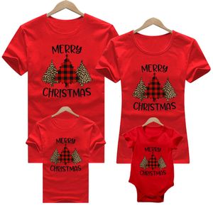 Familjsmatchande kläder Julfamiljens outfit Tshirt Mother Kids Father Son Matchande kläder Röd baby Romper Julgran hjort Santa kläder 230504