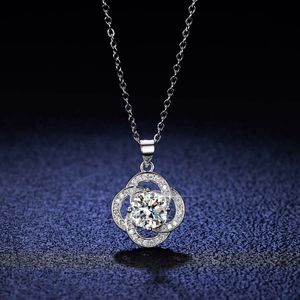 قلادة قلادة صديقة للبيئة Gra Moissanite Diamond 1CT التصميم البرسيم ذو أربع أوراق بلينغ 925 Sterling Silver Necklace للنساء