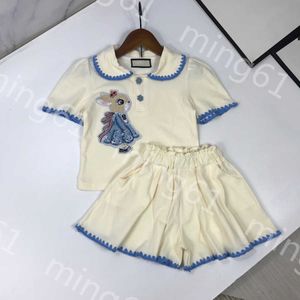 23SSガールズTシャツショーツスーツキッズデザイナー服の子供セットラペルウサギ刺繍半袖Tシャツエラスティックウエストショーツスーツ高品質のベビー服