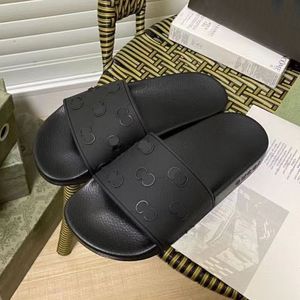 Резиновые дизайнерские тапочки сандалии.
