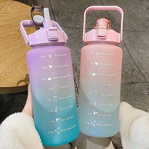 タンブラー2リットルの水のボトルとストローの動機付けの飲酒スポーツボトルと女の子用のタイムマーカーステッカー230503