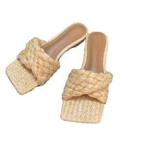 2023 Maklig modell Kvinnor tofflor Fashion Flat Heel Sandaler Cross Weave Comfort Open Toe Slippers Square Toe Shoes Summer Casual Sandals Kvinnliga skor