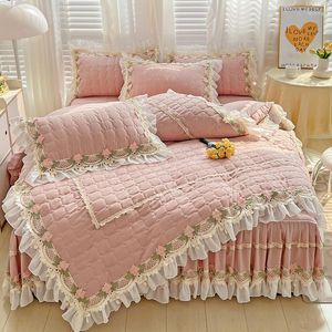 Set di biancheria da letto Set stile principessa coreana rosa Fiori Volant di pizzo Ricamo Trapuntato Copripiumino spesso Copriletto Gonna letto Federe