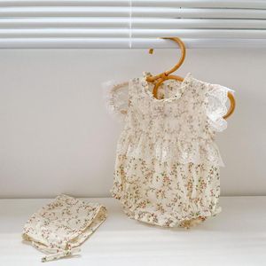Rompers 2023 Summer Baby Girl Floral Bodysuit med spets söta ärmkläder Spädbarnsblomma broderad jumpsuithatt