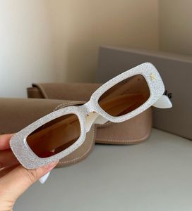 Silver Glitter Liten Rectangle Solglasögon Kvinnor Vit Brown Summer Fashion Solglasögon Sunnies Gafas de Sol Sonnenbrille Sun Shades UV400 glasögon med låda