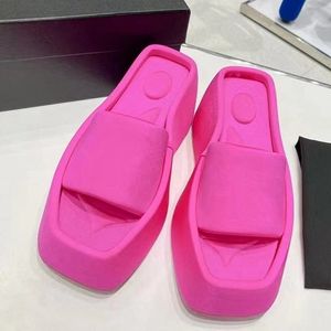 Slippers Plataforma Mulheres de verão da marca de dedo do dedo do pé de cetim sandal sexy salto alto sapatos de praia chinelos 230504
