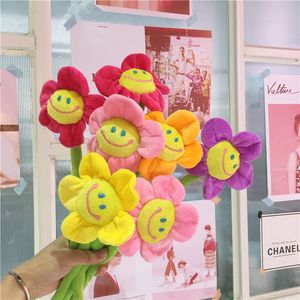 Bouquet di sole super carino tende di rose creative, bottoni di fiori, giocattoli di peluche, regali di nozze per bambole