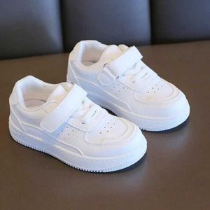 Scarpe da ginnastica per bambini all'aperto per bambini Scarpe da bambino Primavera Nuove scarpe sportive per ragazze per ragazzi Scarpe da tavolo casual Scarpe per bambini con suola morbida in pelle Piccola scarpa bianca AA230503