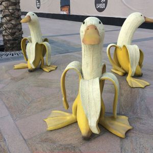 Decorazioni da giardino Banana Duck Art Statue Yard Outdoor Decor Cute Funny Whimsical Figurine sbucciate Ornamenti decorativi 230504