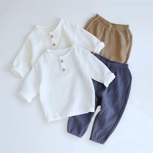 Kläder sätter 2st vår baby pojke kläder set 04y småbarn barn muslin organisk bomull långärmad t -shirt lösa byxor barn kläder 230504