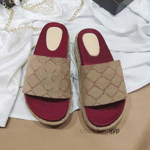 Designerskie klapki kapcie mężczyźni kobiety modne sandały gumowe hafty slajdy pani sandały na platformie plaża szpilki haftowane japonki z 35-44