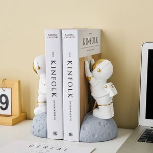 Dekorativa föremål Figurer Creative Bookhelf Decorations Astronaut Sculpture Interior Knickknacks Home Accessories Book Stand Gift 230504