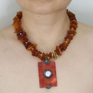 Collane con ciondolo GuaiGuai Gioielli Ambra marrone naturale Collana con pepite grezze Moneta di corallo rosso spugnoso Perla CZ Ciondoli pavimentati per le donne