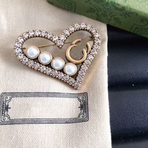 Söt hjärtbrev brosch Pearl Crystal Heart Brosches Suit Lapel Pin Gift For Love Girl Friend