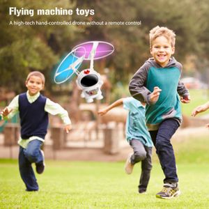 Electricrc Animals Funny Flying Robot Toys Children with USB充電宇宙飛行士のティーンエイジャーのためのLEDライト付きかわいいギフト230504