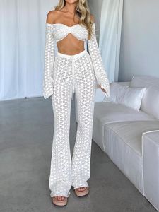 Pontas de duas peças femininas Wsevypo Hollow Out Crochet Knit Sets Mulheres roupas casuais de duas peças Ver através de tops de colheita de manga longa+cintura alta 230504