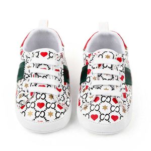 Athletic Outdoor Baby First Walkers Designer Newborn Heart Print Sneakers Scarpe casual Suola morbida Prewalker Sports 0-18 mesi