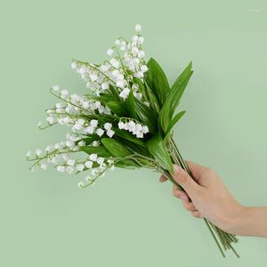 Flores decorativas 6pcs White Bellflower Artificial Lily Valley Orchid Flower for Home Garden Decoration Wedding Party Bride Bouquet Fake