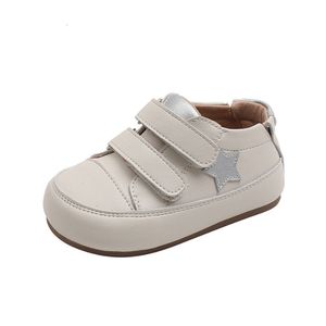 İlk Yürüyüşçüler Bahar Bebek Ayakkabıları Mikrofiber Deri Toddler Boys Barefoot Ayakkabı Yıldız Yumuşak Sole Kızlar Açık Tenis Moda Çocuk Spor Ayakkabıları 230505