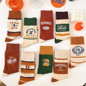 Socken Herbst und Winter Neue amerikanische Baseballsocken Korean Edition Academy Stripe Sports Langarm Damensocken Gestapelte Socken