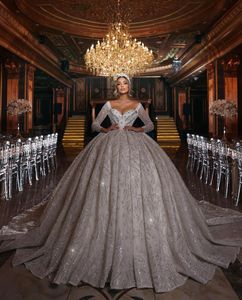 Luksusowe suknie balowe suknie ślubne długie rękawy V sekiny szyi aplikacje 3D koronkowe marszki ślubne suknie ślubne koraliki