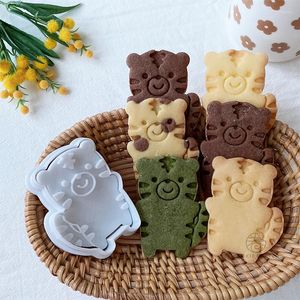 Bakningsformar 2023 Cartoon Tiger Shape Biscuit Mold Diy Handmade Cookie Cutter Plastic Fondant Chocolate Cake Decoration Tool Tool Tool Tool