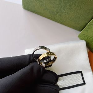 Anello nuziale squisito alla moda Lusso doppie lettere Anello di design popolare Placcato in oro 18k Classico Designer di alta qualità Amanti dei gioielli Regali per donne Uomini