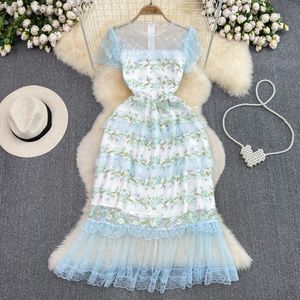 Vintage Palace Style klänning Korta ärmar Rund hals Inslagd midja Show Thin Embroidery A-Line Ruffle Edge Cake Dress Elegant Long kjol