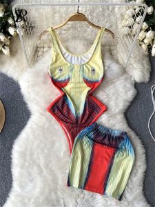 Dwuczęściowa sukienka Singryny moda drukowana garnitury Kobiety Slim Slimevele Bodysuits+mini krótkie spódnice Streetwear Sete Sets 230504