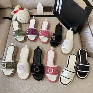 النعال المصممة للسيدات الأزياء المطرزة على القماش المصمم Slippers Canvas 1