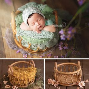 Lembranças nascidas na pografia adereços retro rattan redonda cadeira de cadeira bebe poentes recien menino menino presente posando a cama de fundo 230504