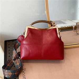 Akşam çantaları vintage kadınlar klip pu deri geniş kayış crossbody çanta kadın öpücük kilit çanta 230505 için lüks ekose çanta