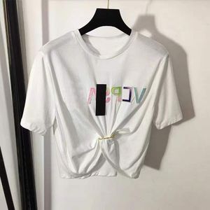 Verão Casual Mulheres T-shirt Designer Roupas Camiseta Manga Curta Hardware Pin Redondo Pescoço Bronzeamento Carta Impressão Colheita Vercace Top Tee Feminino Casual Solto Streetwear XL