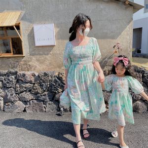 家族をマッチする服装親子夏の子供用衣服韓国の子供の薄い油絵のスカート女の子母と娘ドレスファミリーマット230506