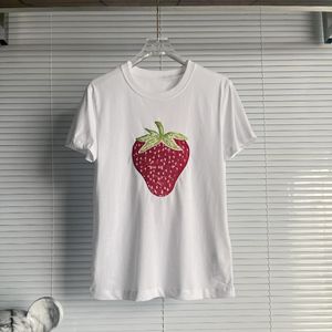 Camisetas T Women Bordado de lantejoulas de lantejoulas femininas Padrão de morango feminino Moda de camiseta envelhecida no pescoço redondo de manga curta Y2K Tops 2023 Summer